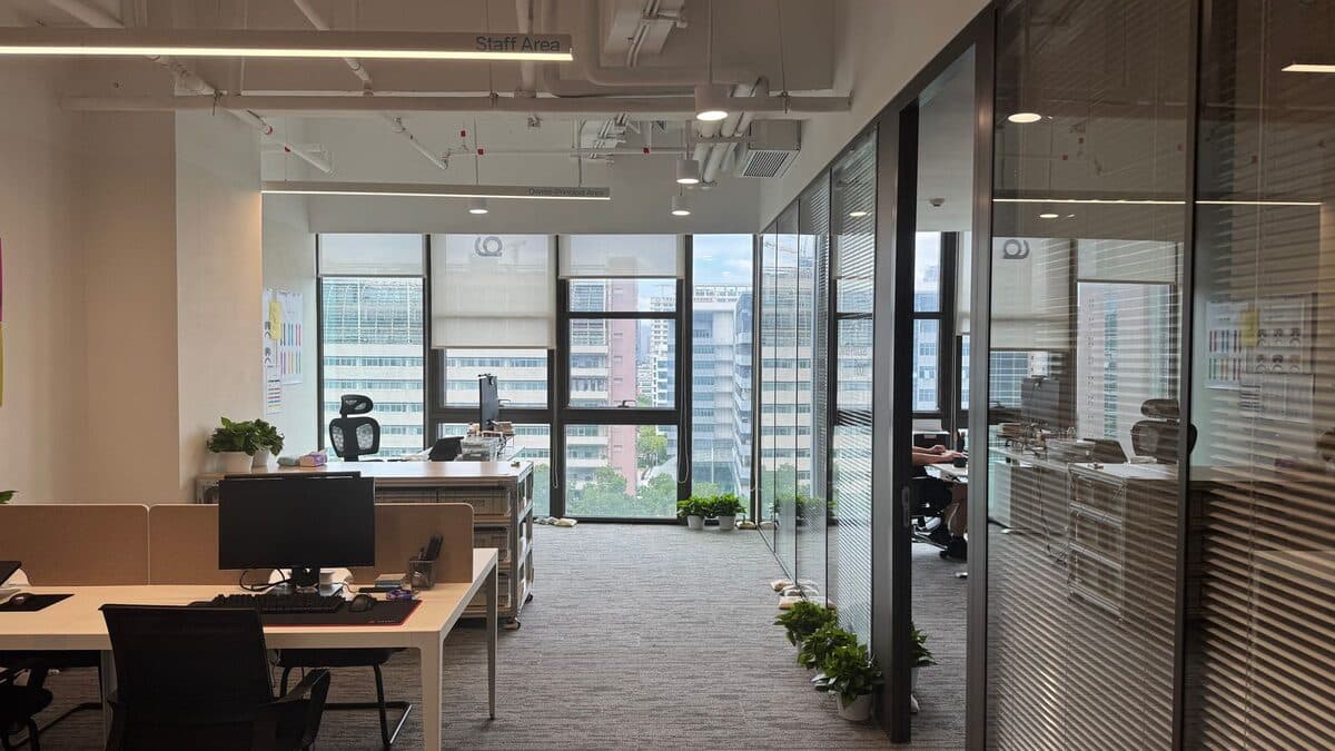 Plateau de bureaux moderne vidé et lumineux aux grandes baies vitrées, prêt pour l'état des lieux de sortie.