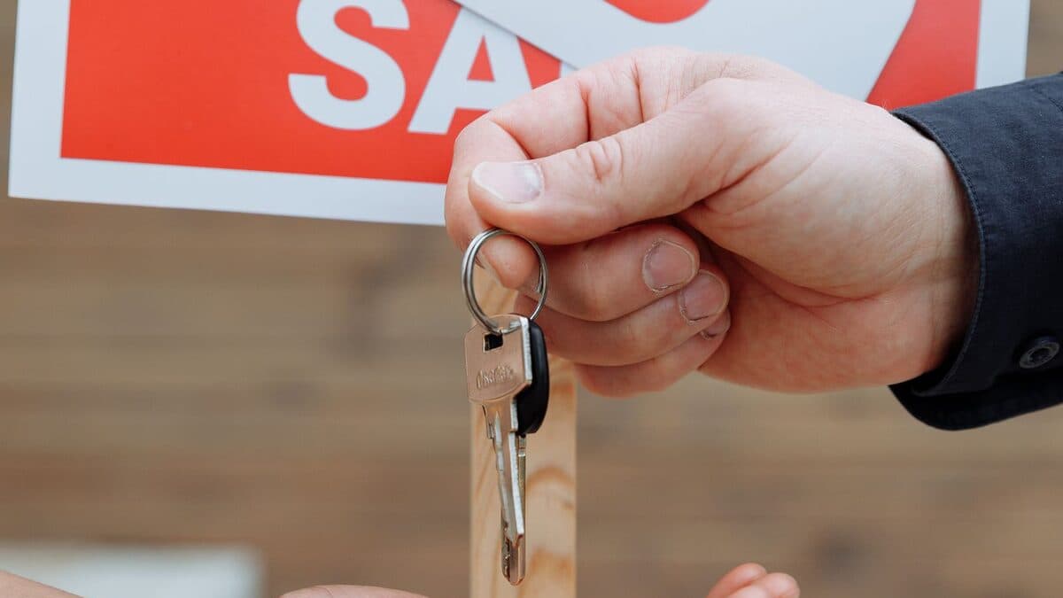 Remise des clés d'un logement entre deux mains, après le débarras et le nettoyage de la maison.