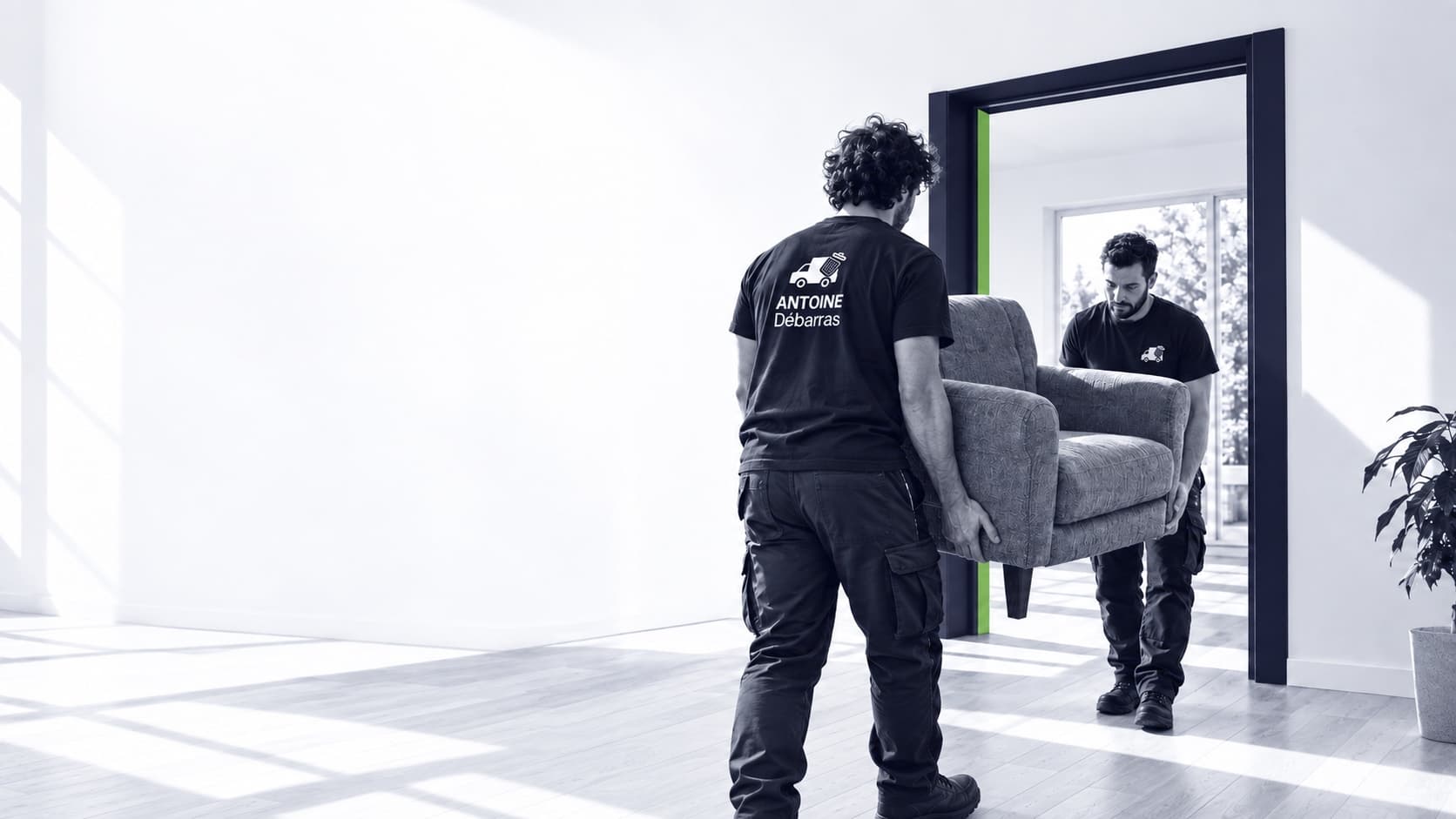 Deux équipiers Antoine Débarras portant un fauteuil à travers une porte lors d'un débarras de maison