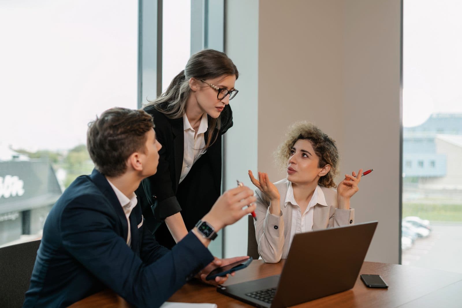 Professionnels discutant d'une intervention de débarras en contexte B2B