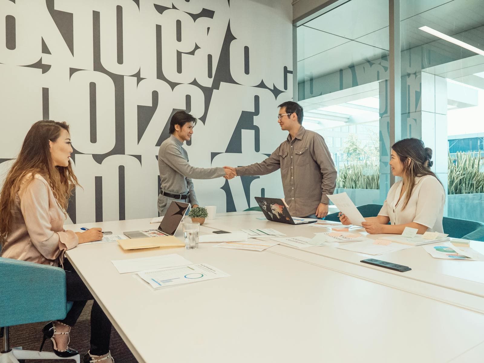 Équipe de professionnels lors d'un débarras de locaux professionnels et bureaux