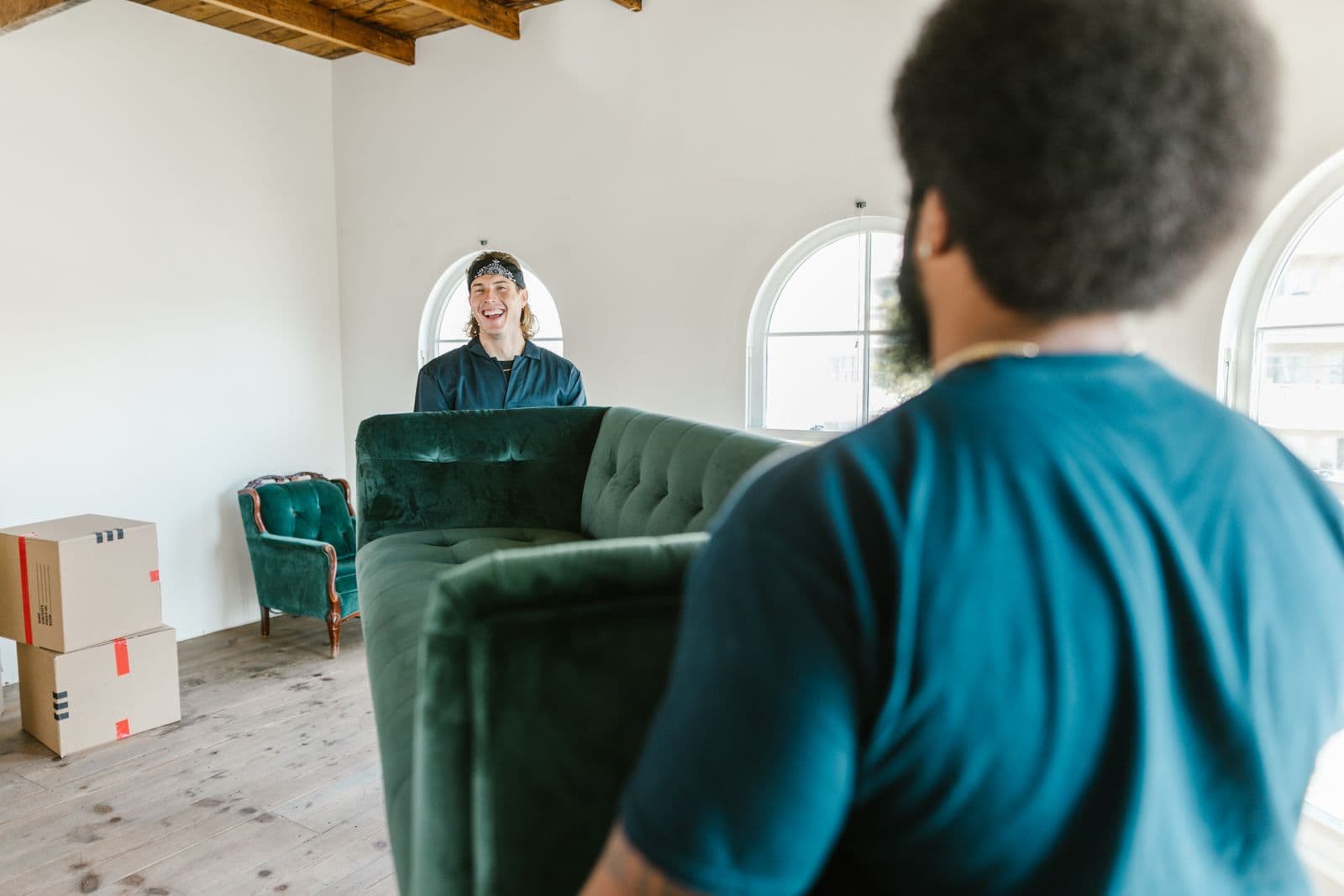 Professionnels du déménagement accompagnant une famille lors d'un débarras de maison