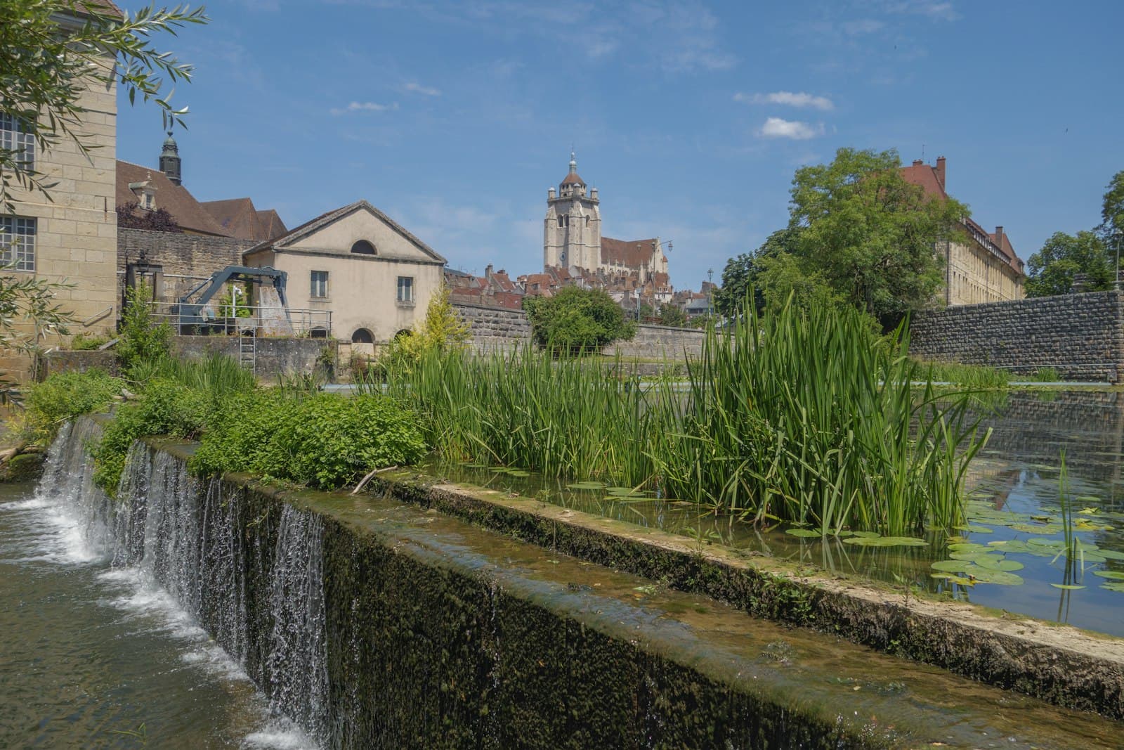 Le canal des Tanneurs et la collégiale Notre-Dame à Dole, dans le Jura, secteur où Antoine Débarras réalise vide-maisons et débarras de succession