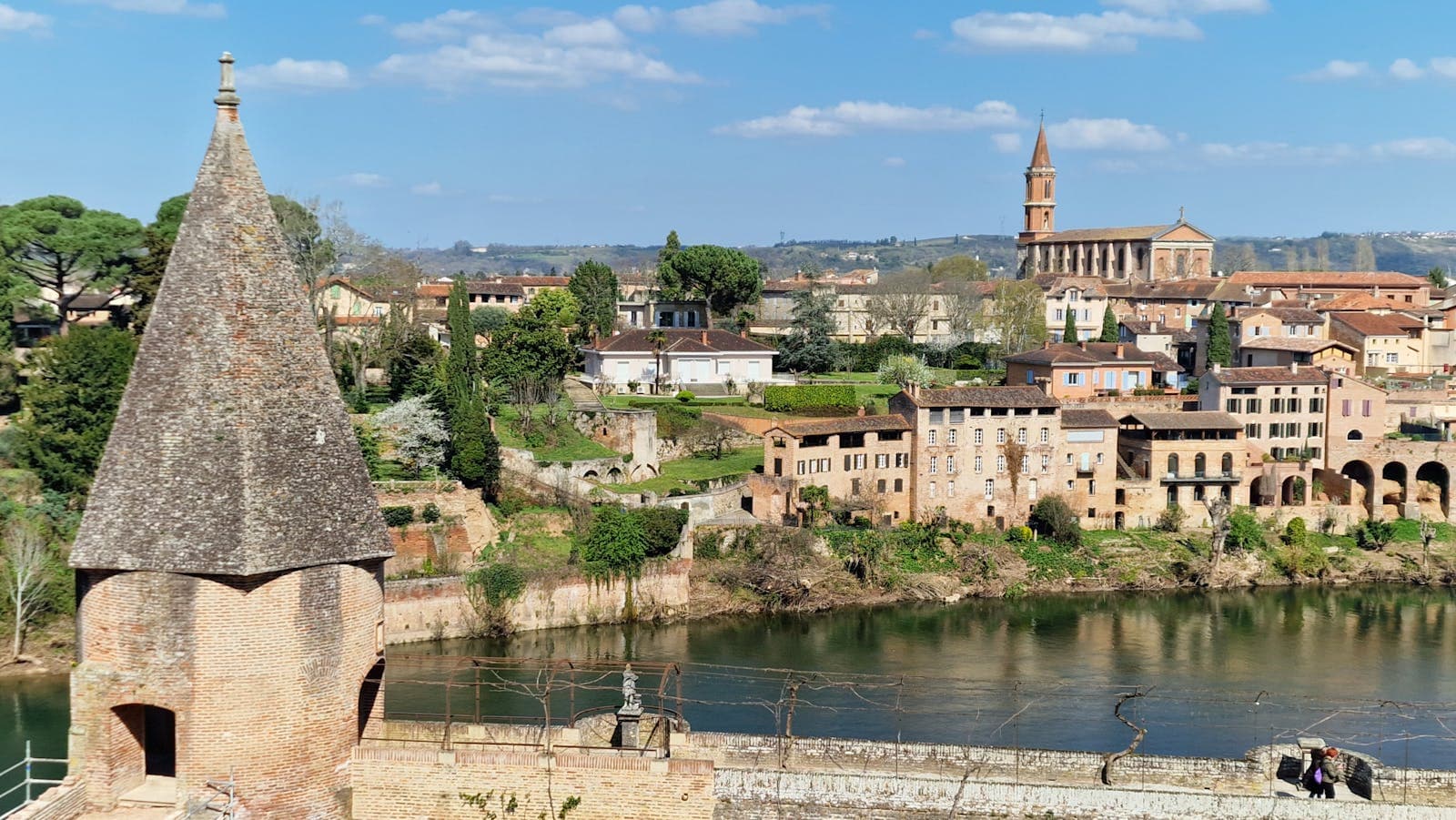 La Saône et la basilique Notre-Dame de Gray, en Haute-Saône, secteur le plus proche où Antoine Débarras réalise vide-maisons et débarras de succession