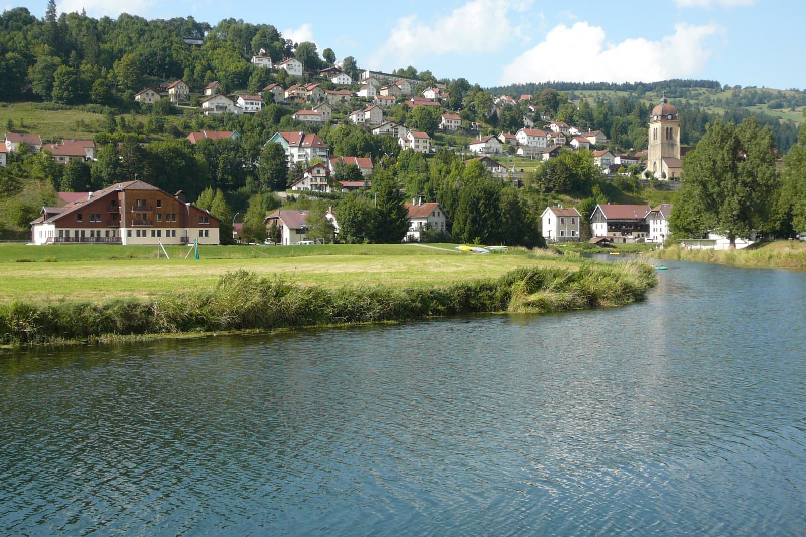 Le Doubs traversant Morteau, au cœur du Val de Morteau, secteur où Antoine Débarras réalise ses débarras et vide-maisons