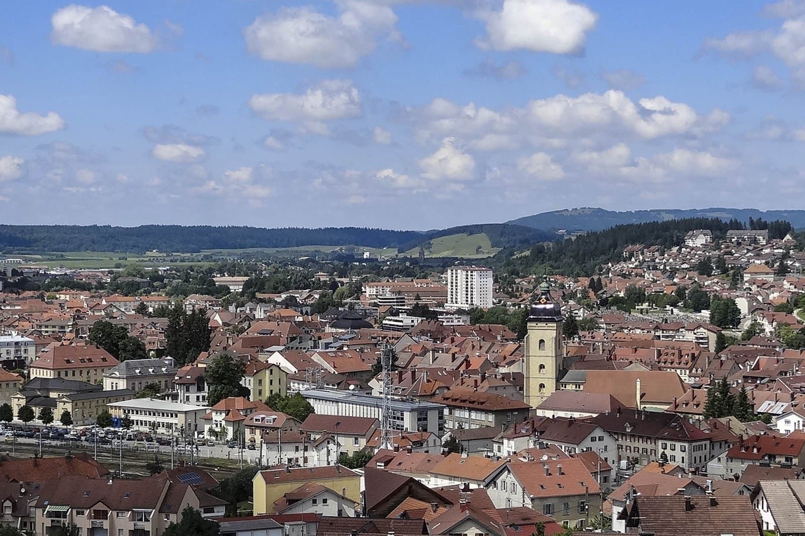 Vue sur le centre-ville de Pontarlier et le Haut-Doubs, secteur où Antoine Débarras réalise ses débarras et vide-maisons