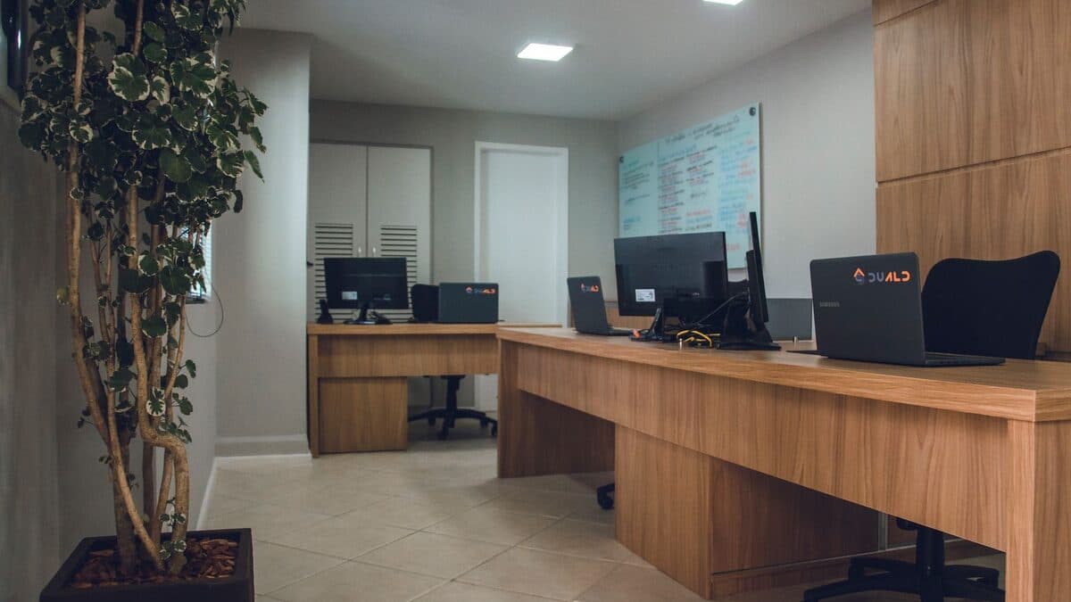Rangées de bureaux et de sièges dans des locaux professionnels, mobilier à trier et orienter vers les bonnes filières.