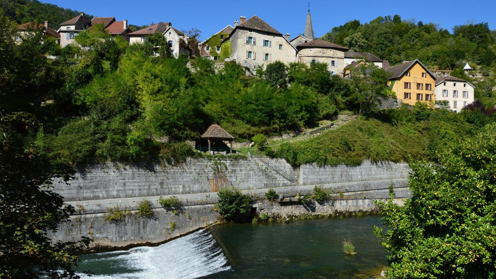 La Motte de Vesoul et le lac de Vaivre, en Haute-Saône, secteur où Antoine Débarras réalise vide-maisons et débarras de succession
